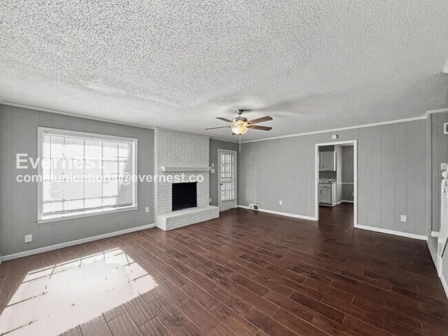 Building Photo - 3 Bed/3 Bath Home with Carport / Pet-Friendly / Available Now!