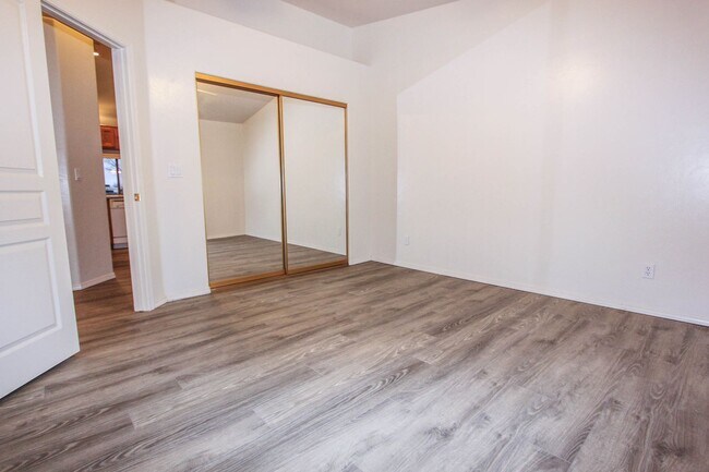 Building Photo - 4531 N Spring Dr