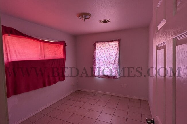 Building Photo - 2908 Wipprecht St