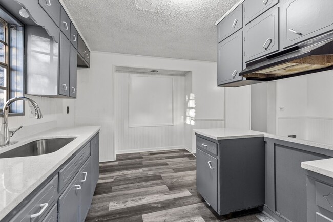 Building Photo - Beautifully Renovated 4 Bedroom 2 Bath Hom...