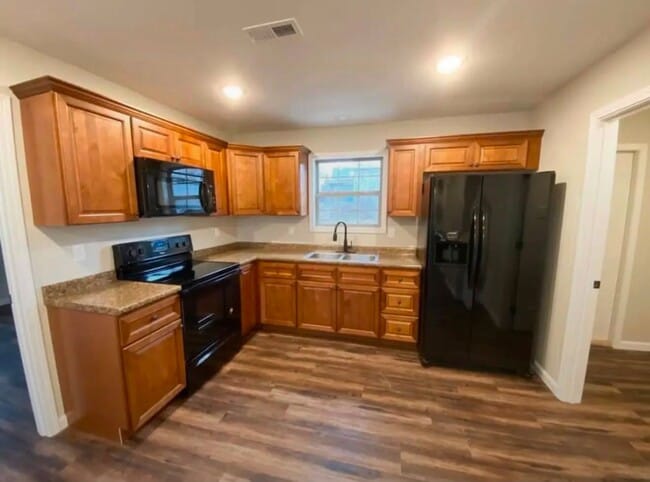 Building Photo - 2 bed 1 bath triplex unit