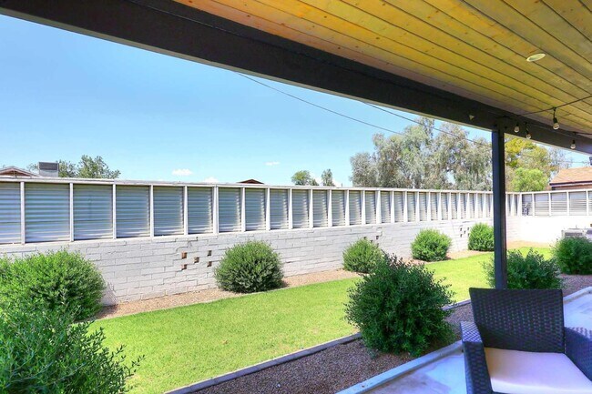 Building Photo - 716 W 11th St