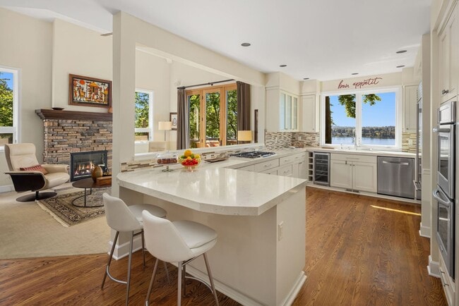 Building Photo - Luxury Mercer Island Retreat | Lake Views & Minutes to Seattle!!!