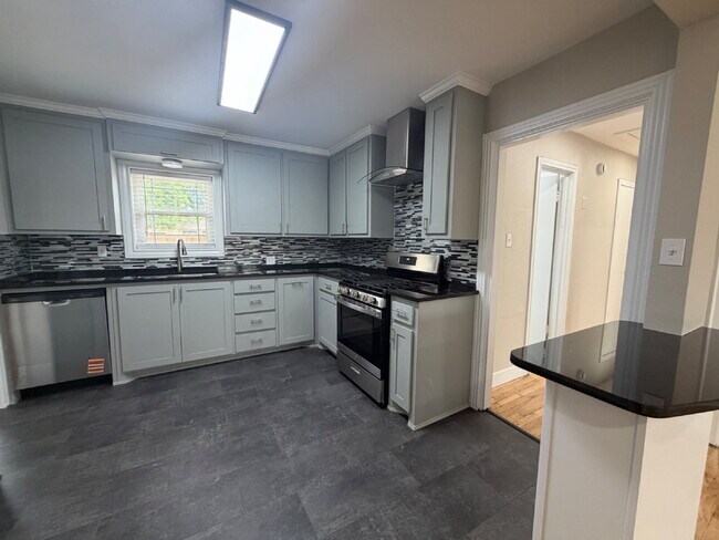 Building Photo - Fully renovated 2 bed 2 bath in the Medical District