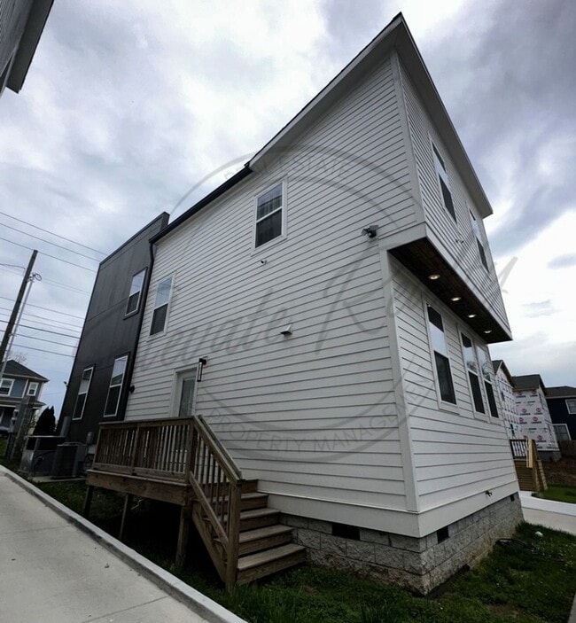 Building Photo - Modern 3-Bedroom Home in the Heart of Buen...