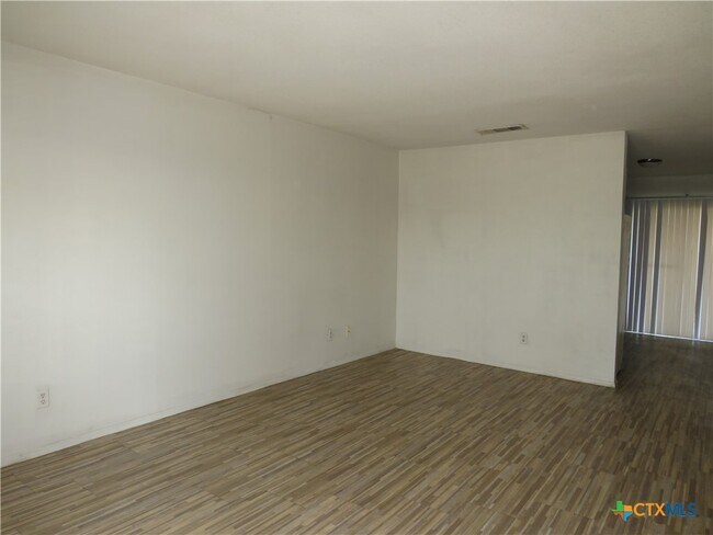 Building Photo - 1904 Cedarhill Dr