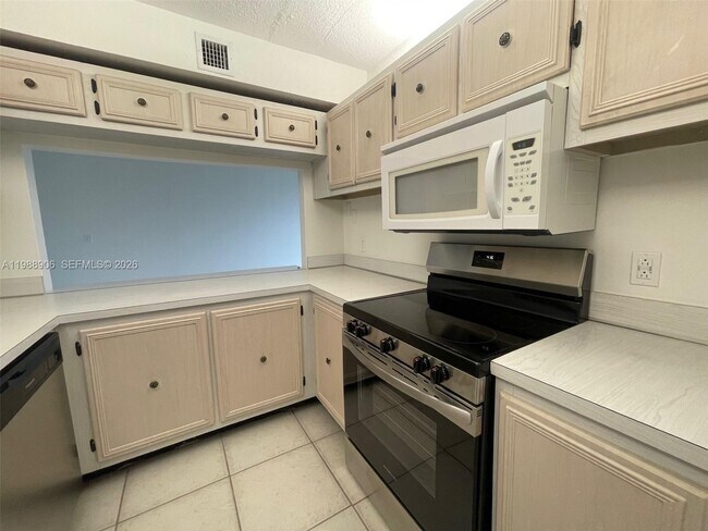Building Photo - 9441 Live Oak Pl
