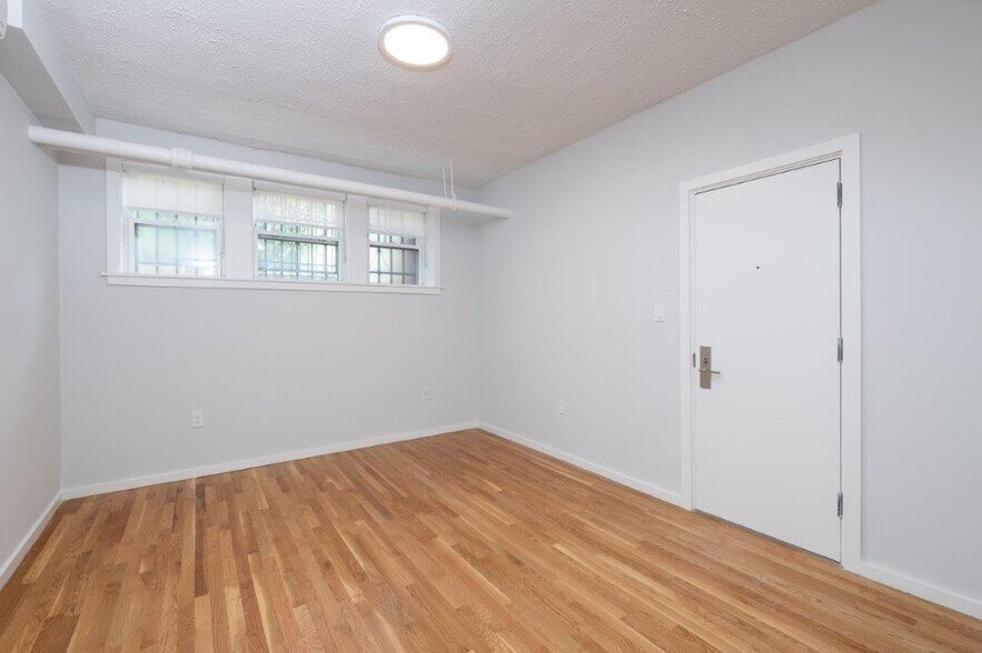 Building Photo - 19 Forest St