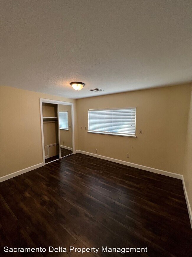 Building Photo - 5 br, 3 bath House - 1901 Walnut Ave - 105...