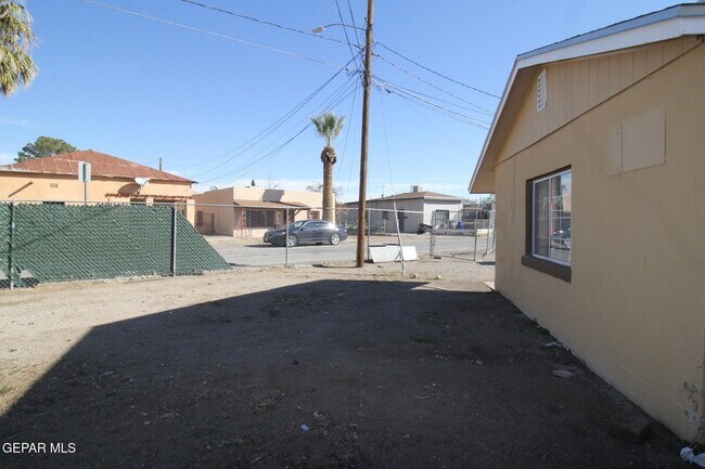 Building Photo - 8903 Old County Dr