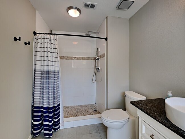 Building Photo - 250 Pinyon Ln