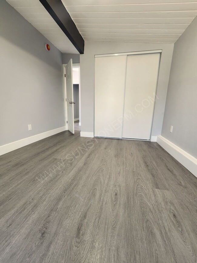 Building Photo - 2 Bedroom, 1 bathroom