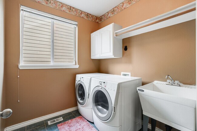 Building Photo - Beautiful 4 Bed, 3 Bath Rental Home in Bea...