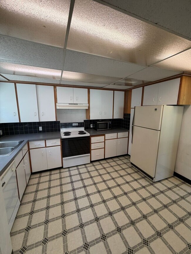 Building Photo - 2 Bedroom with a garage with Large fenced yard!