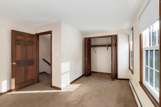 Building Photo - 25% off 1st months rent! Well maintained, 3 Bedroom single family home in lovely Westford neighbo...