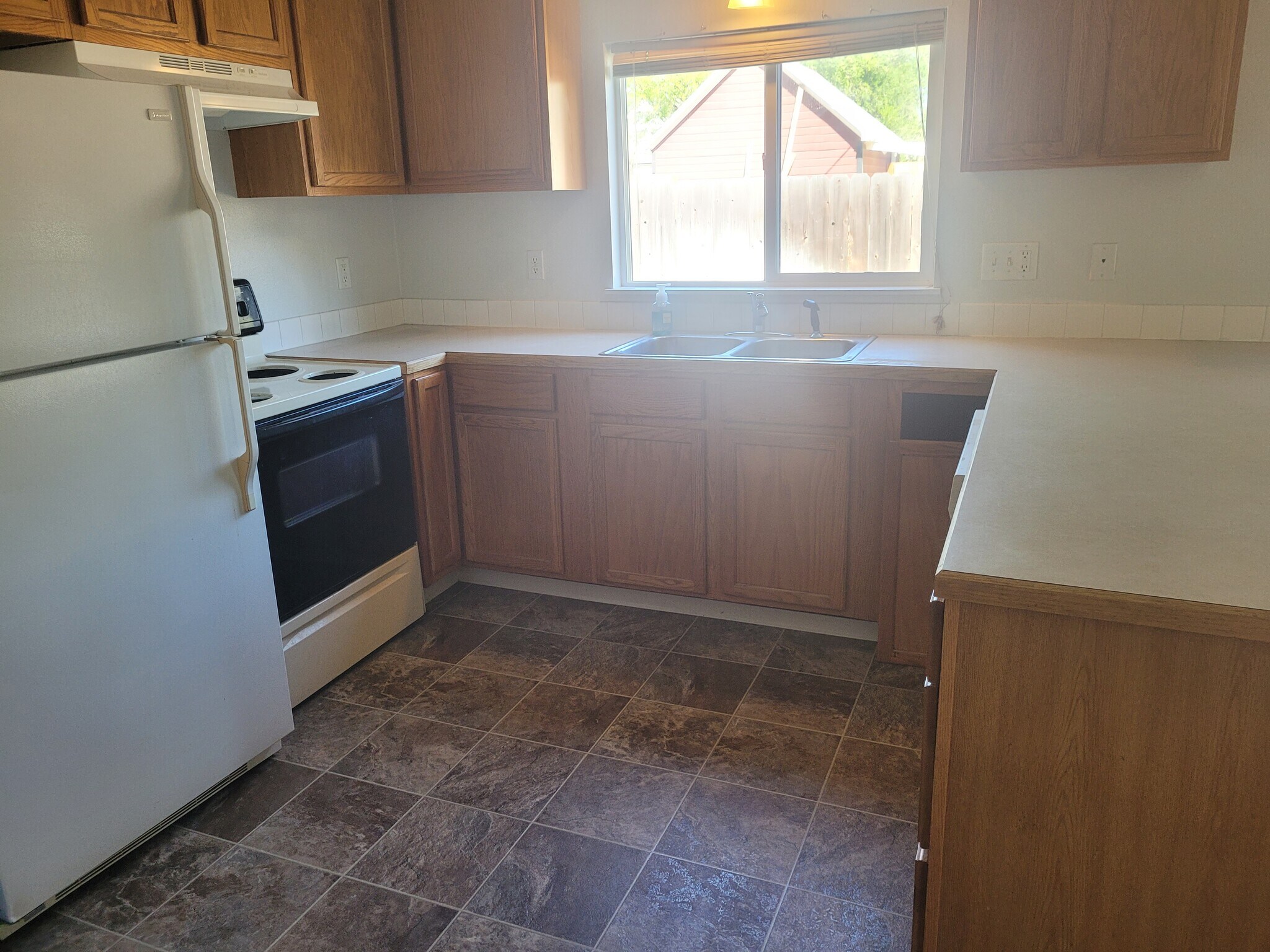 Open kitchen with nice cainet space - 1415 E Maple St