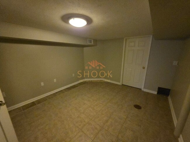 Building Photo - / MOVE IN SPECIAL / SIGN YOUR LEASE BY THE END OF MARCH 15 AND GET A $500 CREDIT! UPDATED RANCH C...