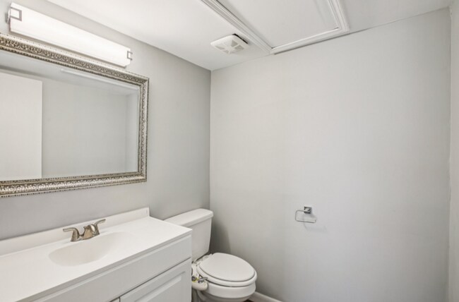 Building Photo - Beautiful 2 bedroom 2.5 bath condo with an...