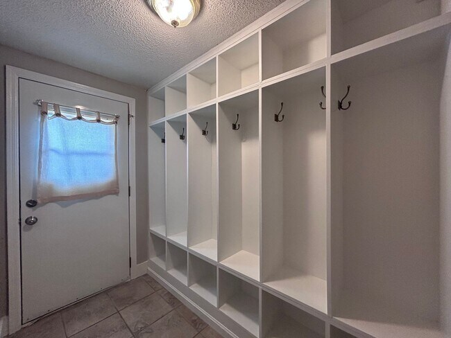 Building Photo - 4 Bed 2 Bath