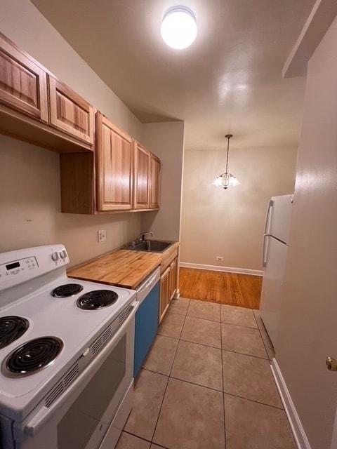 Building Photo - 1347 1/2 W Touhy Ave