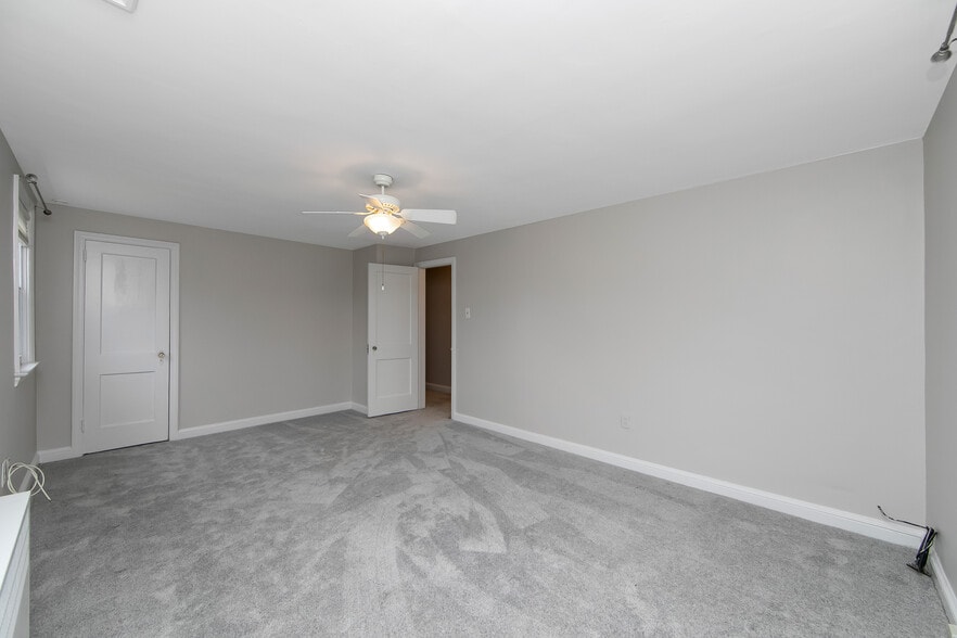 Building Photo - 204 Greenbriar Ln