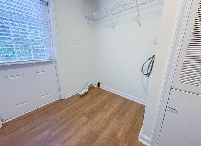 Building Photo - 4 Bedroom, 2 Bathroom: Pets Allowed!