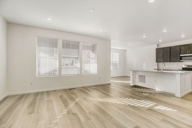 Building Photo - 3 Bedroom 3 Bath Home in Thornton Available Now!!