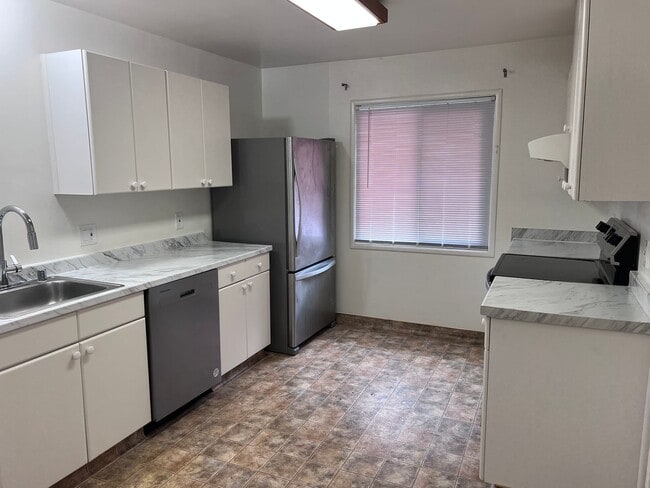 Building Photo - 3bd/1ba SFH WITH LARGE FENCED YARD, 2 CAR GARAGE, IN DESIRABLE NEIGHBORHOOD!!!