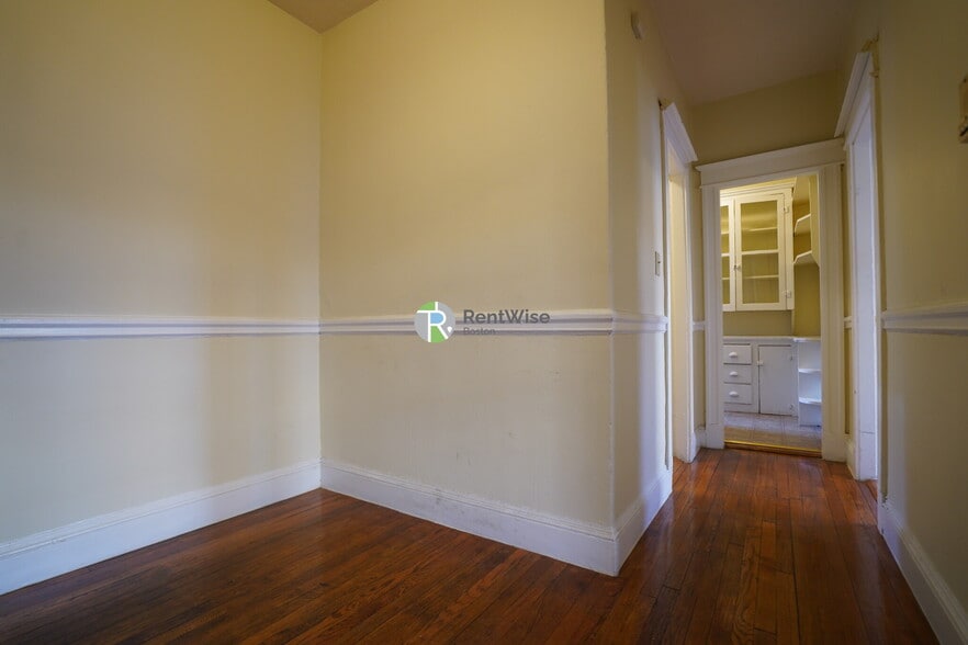 Building Photo - 221 Kelton St