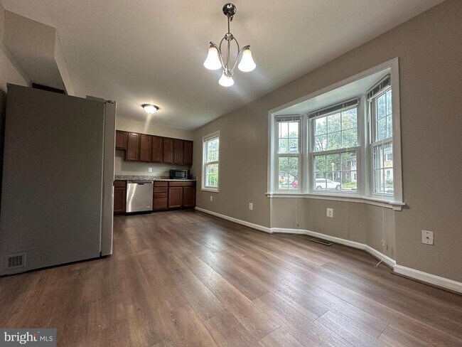 Building Photo - 1848 Foxdale Ct