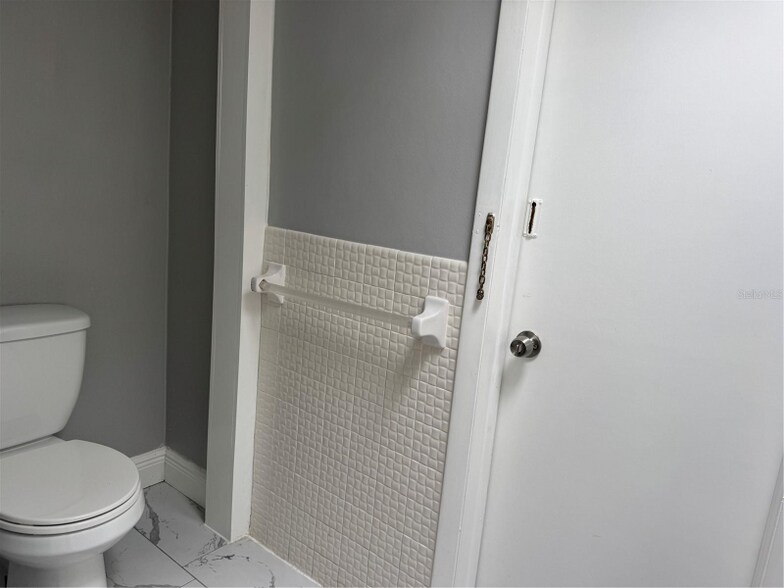 Building Photo - 7435 Hollyridge Dr