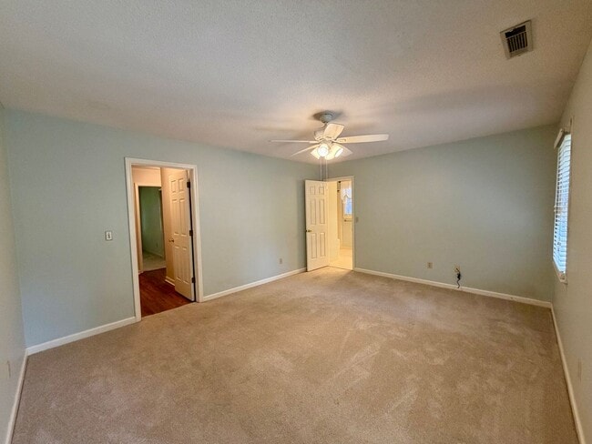 Building Photo - Fabulous Home Near Alice Drive!