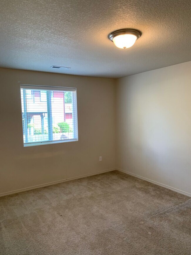 Building Photo - *** FIRST FULL MONTH'S RENT FREE***BEAUTIF...