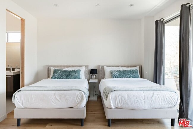 Building Photo - 1723 S Durango Ave