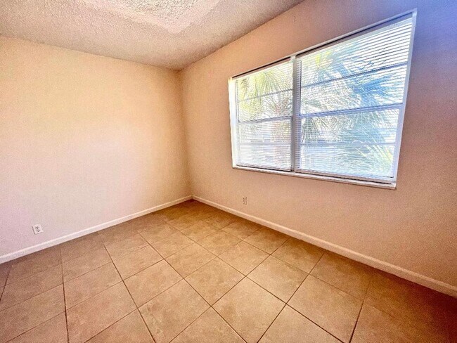 Building Photo - 120 Sparrow Dr