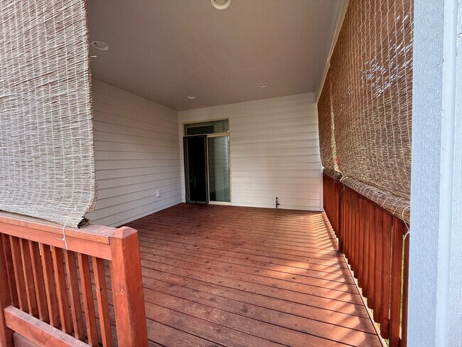 Building Photo - 2626 NE Hawthorne Cir