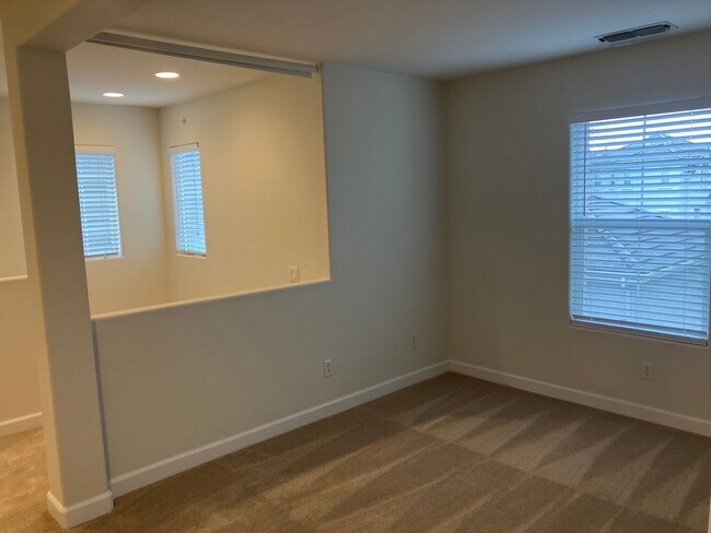 Building Photo - Roseville Cool and Close to Everything