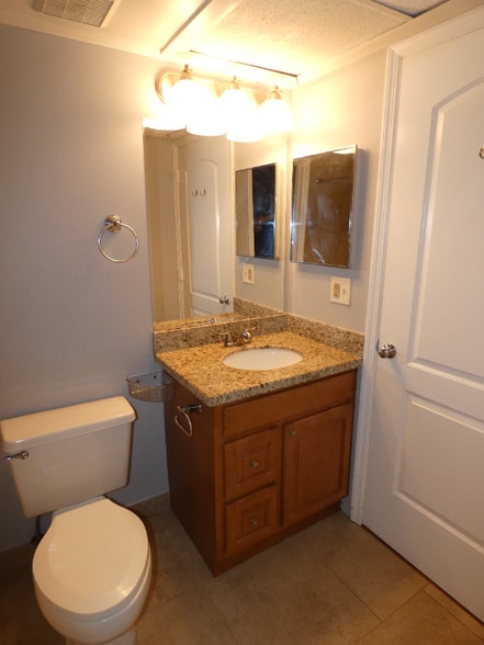 Building Photo - 2810 N Oakland Forest Dr