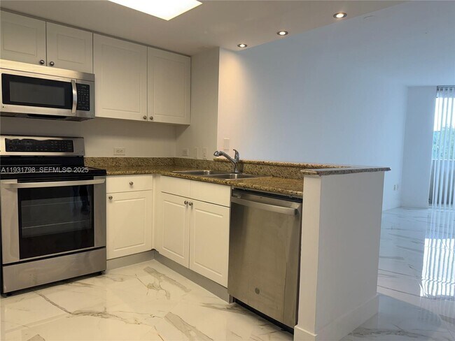 Building Photo - 19501 W Country Club Dr