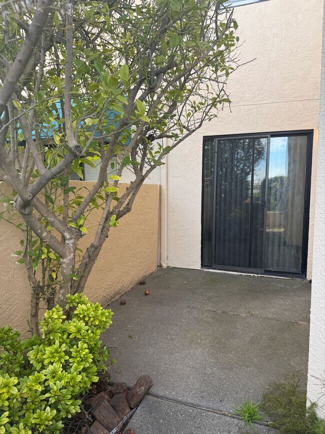 Building Photo - Mariners Landing Waterfront 1 Bed / 1 Bath Condo in Gated Community – Near Vallejo Ferry Building