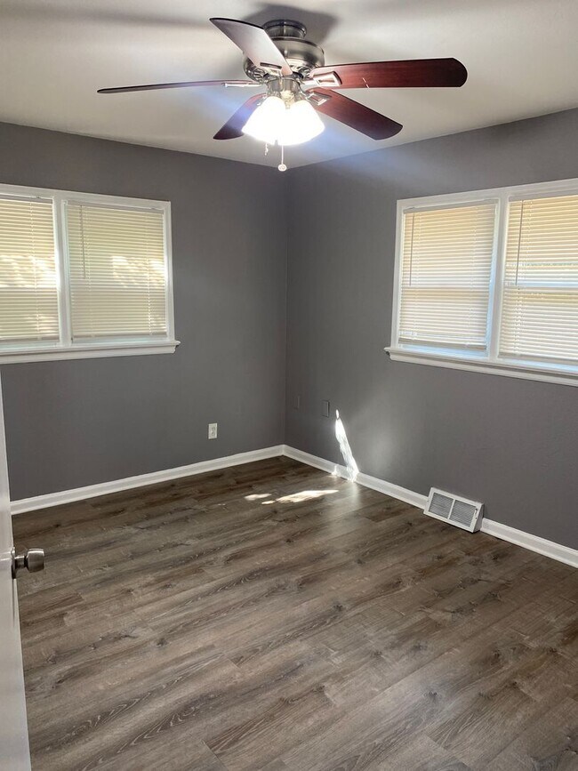 Building Photo - COMING SOON! 3B 1b Florissant Home For Rent
