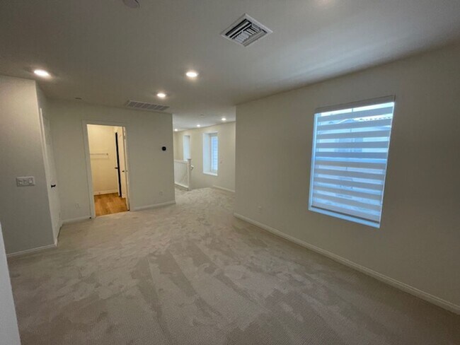 Building Photo - Newer Condo Over 2000 sq feet in Ontario