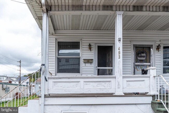 Building Photo - 493 W Saylor St