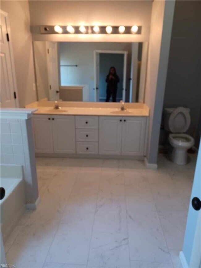 Building Photo - 1332 Lake Dr