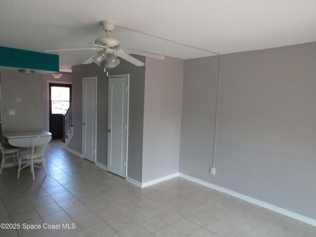Building Photo - 910 S Colonial Ct