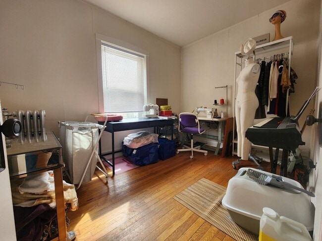Building Photo - Spacious 2 Bed/1 Bath In Andersonville