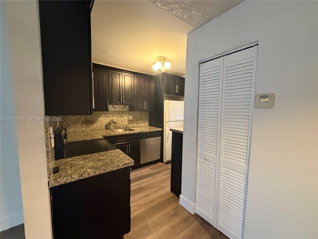 Building Photo - 300 Gardens Dr