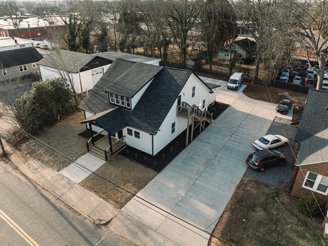 Building Photo - UNIT C