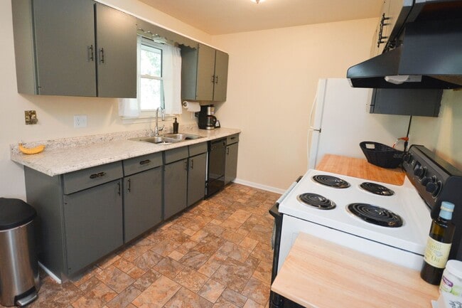 Building Photo - Beautifully updated home in desirable Coun...