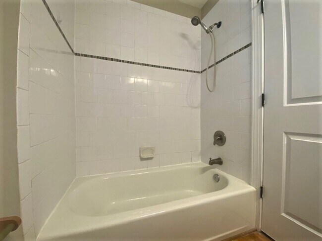 Building Photo - Selwyn/Collins Park area  3 bed, 1 bath Bu...